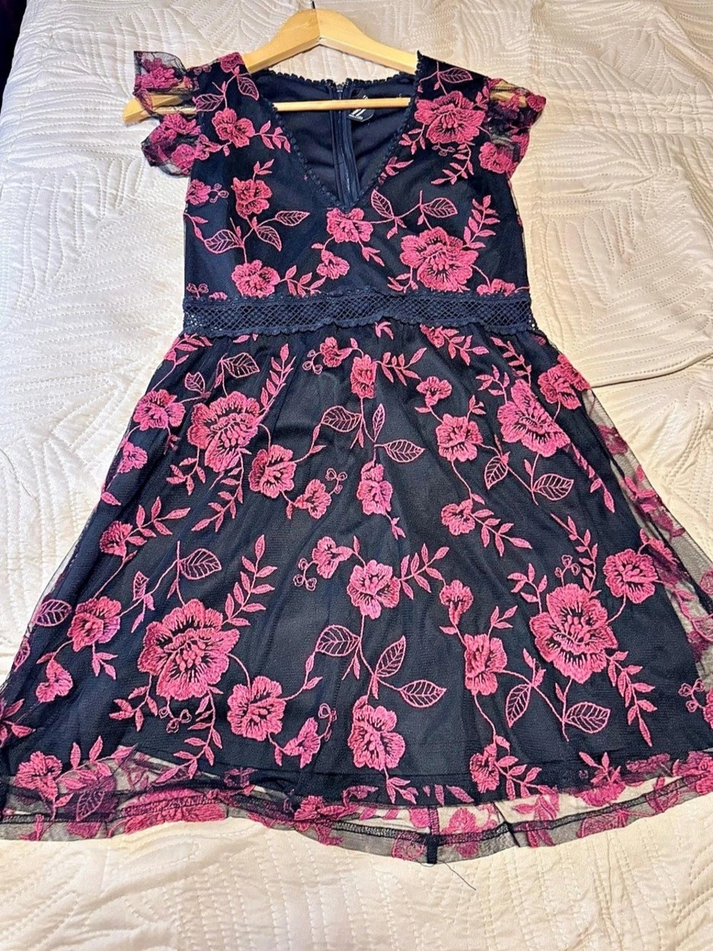 FOREVER 21 Floral Mini Dress in Black & Pink Size Medium